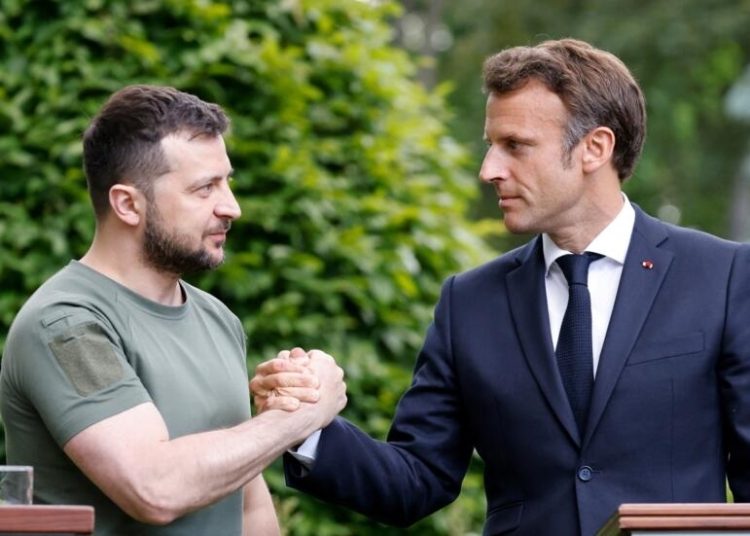 Ukrainian President Volodymyr Zelensky (L) and French Fresident Emmanuel Macron shake hands after giving a press conference in at Mariinsky Palace in Kyiv, on June 16, 2022. - The leaders of major EU powers France, Germany and Italy vowed on June 16 to help Ukraine defeat Russia and to rebuild its shattered cities, in a visit to a war-torn Kyiv suburb. (Photo by Ludovic MARIN / POOL / AFP)