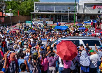 Maestros protestan a la llegada de López Obrados a la cumbre migratoria