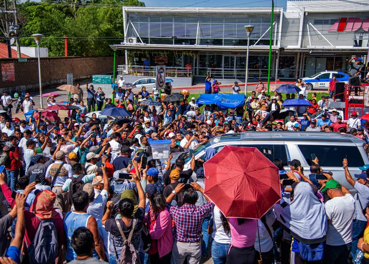MEX8843. PALENQUE (MÉXICO), 22/10/2023.- Integrantes de la Coordinadora Nacional de Trabajadores de la Educación (CNTE) se manifestaron a la llegada del presidente de México Andrés Manuel López Obrador quien participará en la cumbre migratoria hoy, en Palenque, Chiapas (México). Maestros de la Coordinadora Nacional de Trabajadores de la Educación (CNTE), un sindicato disidente de México, protestaron este domingo ante el presidente mexicano, Andrés Manuel López Obrador, a su llegada a la cumbre migratoria con 11 países latinoamericanos. EFE/Carlos López