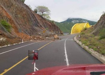 Carreteras cerradas y evacuación de personas por lluvias ocasiona remanentes de “Lidia” en Michoacán