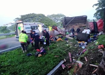 Volcadura deja al menos 10 migrantes muertos en Chiapas