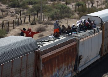 Miles de migrantes desafían los operativos en los trenes de México para llegar a Estados Unidos