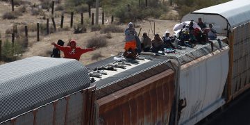 Miles de migrantes desafían los operativos en los trenes de México para llegar a Estados Unidos