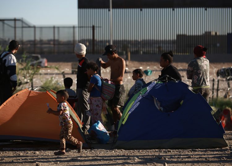 MEX7404. CIUDAD JUÁREZ (MÉXICO), 05/10/2023.- Migrantes permanecen hoy en carpas junto al Río Bravo en Ciudad Juárez, estado de Chihuahua (México). Un albergue emergente para 300 migrantes abrirá en Ciudad Juárez, en la frontera de México con Estados Unidos, ante la presencia de al menos 2.500 personas que duermen en un campamento junto al fronterizo río Bravo. El alcalde de Ciudad Juárez, Cruz Pérez Cuéllar, anunció que el refugio temporal, financiado por el Instituto Nacional de Migración (INM), estará a más de 15 kilómetros de la frontera, que afronta una nueva ola migratoria. EFE/Luis Torres