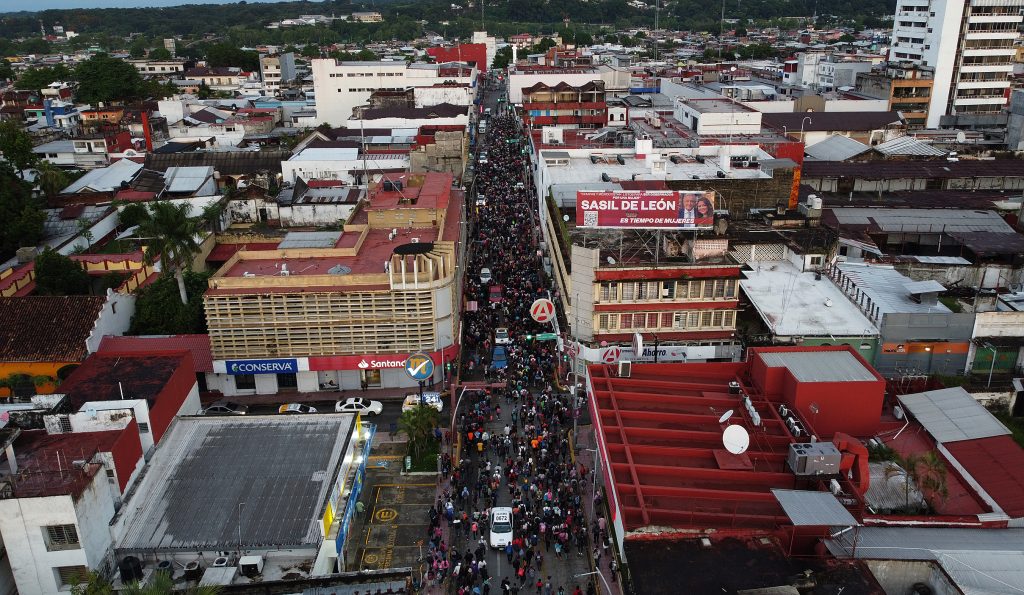 Mil Migrantes Se Unen A La Caravana Que Avanza Desde La Frontera Sur De ...