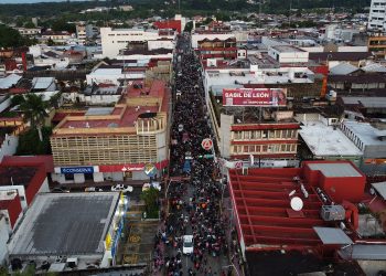 Mil migrantes se unen a la caravana que avanza desde la frontera sur de México