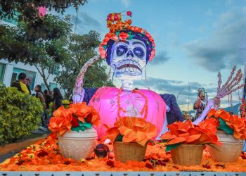 Magna Comparsa de Día de Muertos inunda las calles de Oaxaca