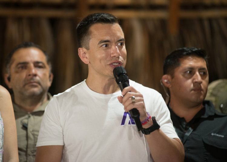 . QUITO (ECUADOR), 15/10/2023.- El candidato Daniel Noboa, habla con la prensa, tras ganar las elecciones presidenciales 2023 hoy, en Olon provincia de Santa Elena (Ecuador). El joven empresario Daniel Noboa se proclamó este domingo como el ganador de las elecciones presidenciales extraordinarias de Ecuador al imponerse en la segunda vuelta a Luisa González, la candidata presidencial del correísmo para esta contienda. EFE/Mauricio Torres