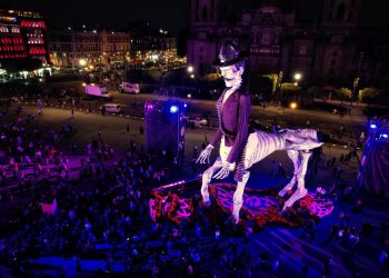 Inauguran Ofrenda por Día de Muertos en el Zócalo capitalino