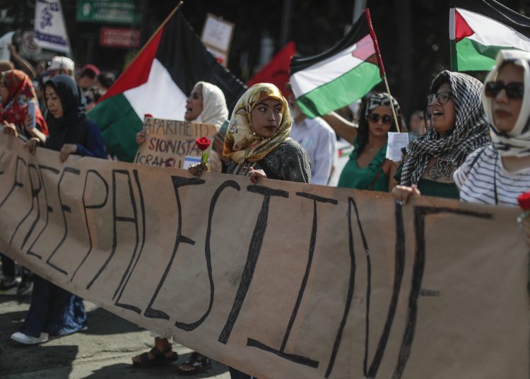 MEX8979. CIUDAD DE MÉXICO (MÉXICO), 22/10/2023.- Cientos de personas marchan en apoyo a Palestina hoy en una de las principales avenidas de la Ciudad de México (México). Miles de mexicanos musulmanes y activistas a favor de Palestina protestaron este domingo en México para exigir que el Gobierno de Andrés Manuel López Obrador condene el "genocidio" que, según denuncian, comete Israel en Gaza. EFE/ Isaac Esquivel