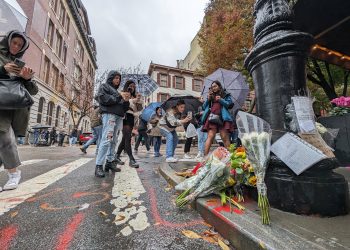 Fans dejan flores a los pies del edificio de “Friends” para despedirse de Matthew Perry