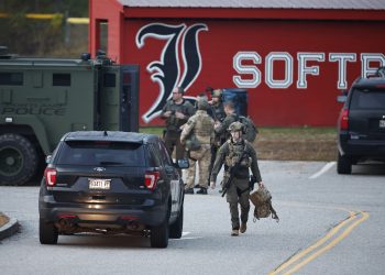 La policía busca intensamente al hombre que mató a 18 personas en Maine