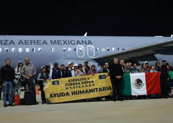 Vuelven 275 mexicanos repatriados en aviones militares desde Israel 