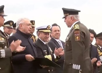López Obrador condecora a Salvador Cienfuegos