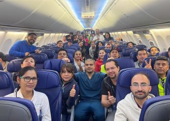 Inicia puente aéreo para traslado de personas varadas en Acapulco, autobuses también brindaran servicio