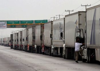 Transportistas en Ciudad Juárez laboran en condiciones difíciles en espera de cruzar a Estados Unidos