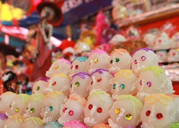 Comerciantes mexicanos esperan que ventas revivan durante celebración del Día de Muertos