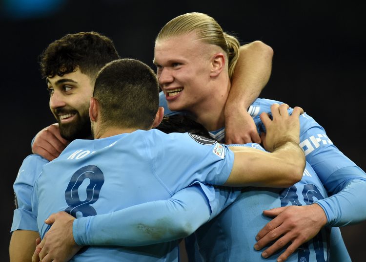 Manchester (United Kingdom), 07/11/2023.- Erling Haaland (R) of Manchester City celebrates with teammates after scoring his second goal during the UEFA Champions League Group G match between Manchester City and Young Boys Bern, in Manchester, Britain, 07 November 2023. (Liga de Campeones, Reino Unido) EFE/EPA/PETER POWELL
