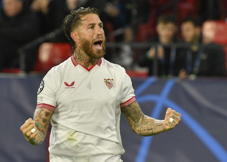 SEVILLA, 29/11/2023.- El defensa del Sevilla FC Sergio Ramos celebra tras abrir el marcador ante el PSV Eindhoven durante el partido de la Jornada 5 de la fase de grupos de la Liga de Campeones que estos dos equipos juegan hoy en el estadio Sánchez Pizjuán. EFE/Raúl Caro