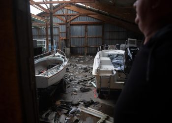 Dos muertos y casi 700 mil hogares sin electricidad por el paso de Ciarán en Francia