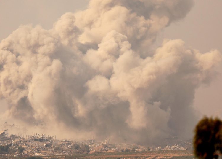 FOTO EFE / IMAGEN ILUSTRATIVA - l humo se eleva tras una explosión tras un ataque aéreo en la parte norte de la Franja de Gaza, visto desde la ciudad israelí de Sderot