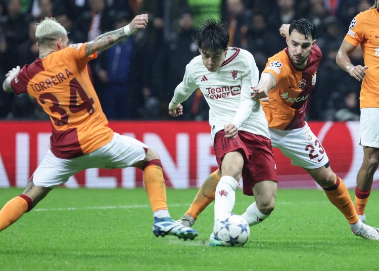 Istanbul (Turkey), 29/11/2023.- Manchester United's Facundo Pellistri (C) in action against Galatasaray's Kaan Ayhan (R) and Lucas Torreira (L) during the UEFA Champions League group A soccer match between Galatasaray SK and Manchester United in Istanbul, Turkey, 29 November 2023. (Liga de Campeones, Turquía, Estanbul) EFE/EPA/ERDEM SAHIN
