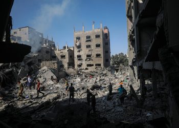 Israel intensifica su ofensiva en Gaza, de donde salen los primeros heridos y extranjeros
