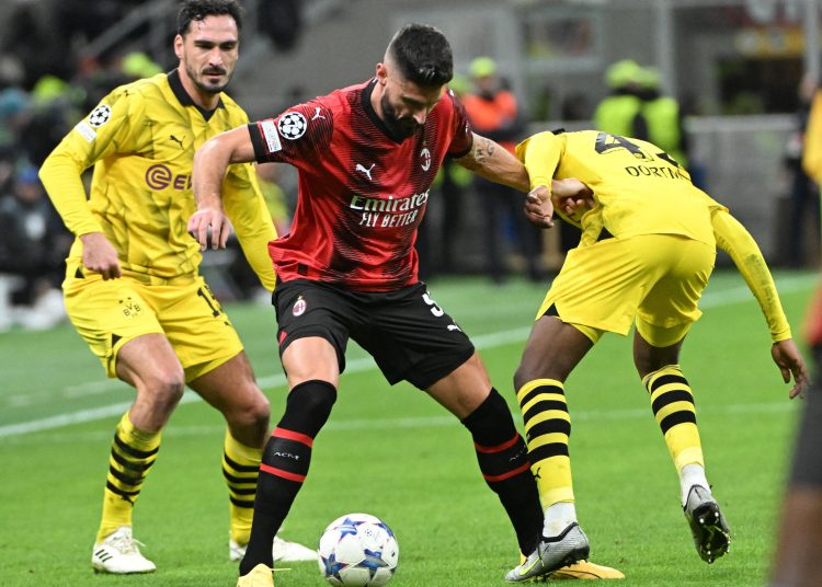 Milan (Italy), 27/11/2023.- AC Milan'Äôs forward Olivier Giroud(C) struggles for the ball with Borussia Dortmund'Äôs forward Jamie Bynoe-Gittens during the UEFA Champions League group F stage soccer match between AC Milan and Borussia Dortmund at the Giuseppe Meazza stadium in MIlan, Italy, 28 November 2023. (Liga de Campeones, Italia, Rusia) EFE/EPA/Daniel Dal Zennaro