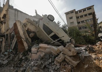 Ambulancias y camiones con ayuda humanitaria entran a Gaza