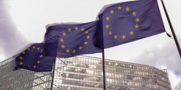 Dos muertos y casi 700 mil hogares sin electricidad por el paso de Ciarán en Francia