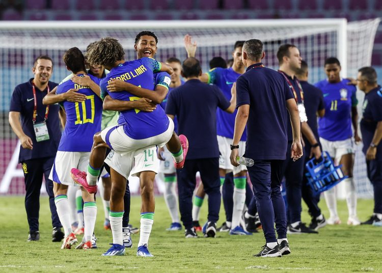 Surakarta (Indonesia), 20/11/2023.- Brazil'Äôs players and officials celebrate after winning their FIFA U-17 World Cup round of sixteen match against Ecuador at the Manahan Stadium in Surakarta, Indonesia, 20 November 2023. (Mundial de Fútbol, Brasil) EFE/EPA/MAST IRHAM