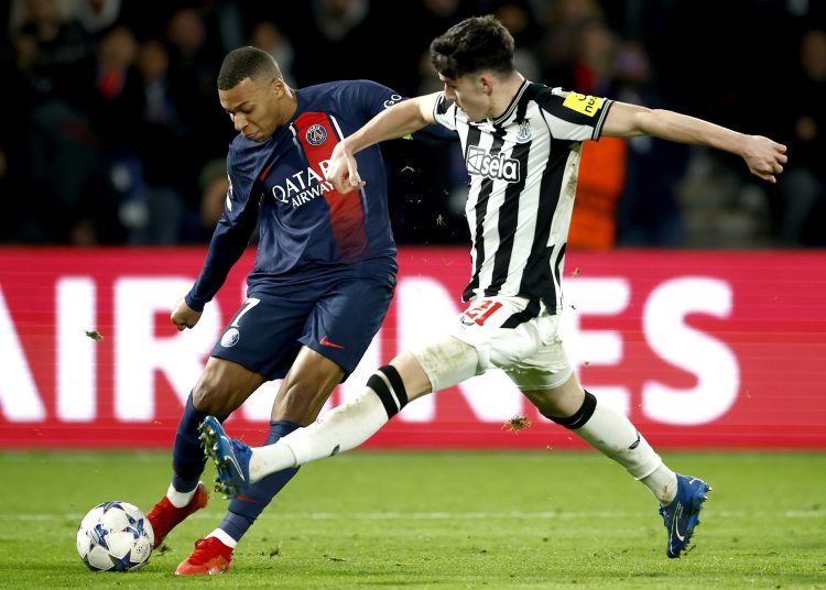 Paris (France), 28/11/2023.- Kylian Mbappe (L) of PSG in action against Tino Livramento of Newcastle during the UEFA Champions League group F match between Paris Saint-Germain and Newcastle United in Paris, France, 28 November 2023. (Liga de Campeones, Francia) EFE/EPA/YOAN VALAT