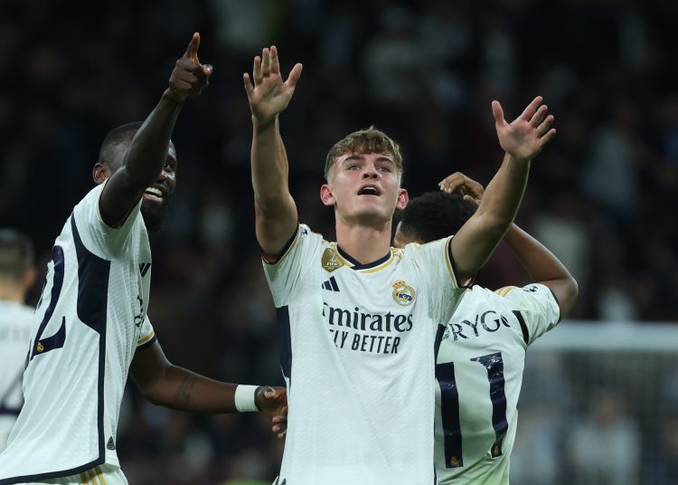 MADRID, 29/11/2023.- El centrocampista del Real Madrid Nico Paz (d) celebra tras marcar el tercer gol ante el Nápoles, durante el partido de la fase de grupos de la Liga de Campeones entre el Real Madrid y el Nápoles que se disputa este miércoles en el estadio Santiago Bernabeu. EFE/Kiko Huesca