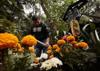 Con Corazón y agradecimientos es como recuerdan a difuntos en el Día de Muertos