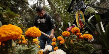 Con Corazón y agradecimientos es como recuerdan a difuntos en el Día de Muertos