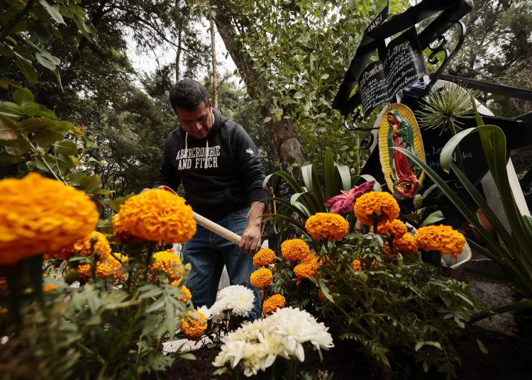Día de Muertos: Desde este viernes los panteones capitalinos ya registran afluencia  | FOTO EFE