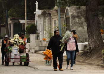 Con Corazón y agradecimientos es como recuerdan a difuntos en el Día de Muertos