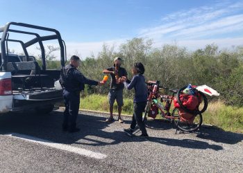 Localizan y auxilian a dos ciclistas japoneses en carretera de Tamaulipas