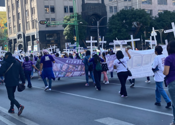 Familiares de víctimas de feminicidio y mujeres desaparecidas marchan en el “Día de Muertas”
