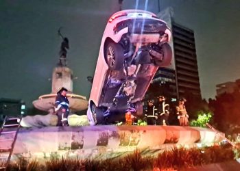 ¿Cómo pasó? Camioneta impacta y llega a la cúspide de la Diana Cazadora