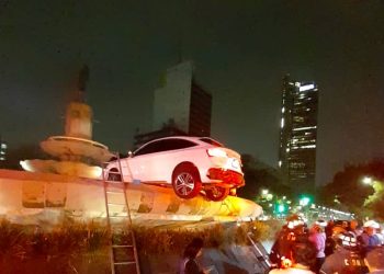 ¿Cómo pasó? Camioneta impacta y llega a la cúspide de la Diana Cazadora