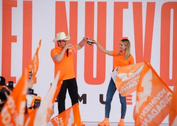 Samuel García inicia precampaña con promesa de cobertura universal de salud