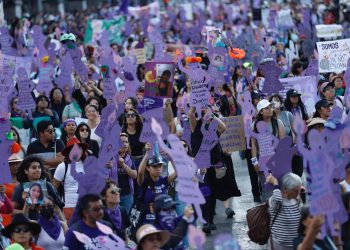 Mujeres marchan en contra de violencia machista