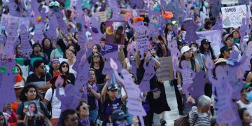 Mujeres marchan en contra de violencia machista