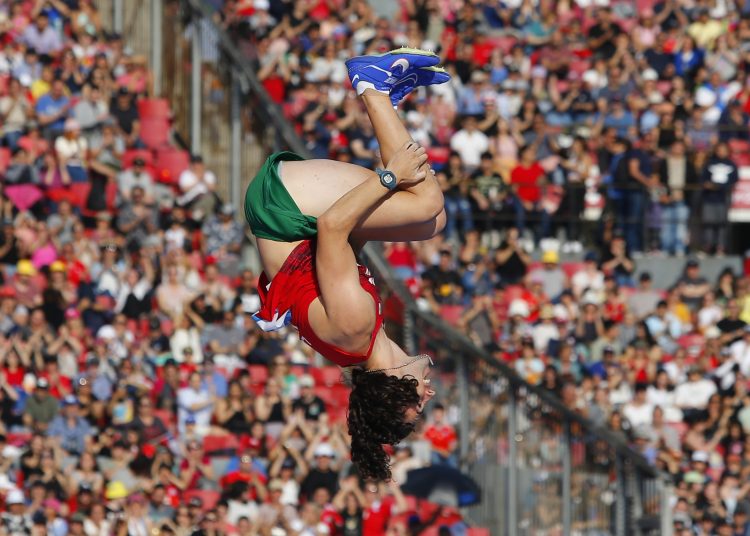 EVE4766. SANTIAGO (CHILE), 04/11/2023.- Jorge Luna de México celebra en la prueba su medalla de bronce en salto con garrocha masculino hoy, durante los Juegos Panamericanos 2023 en Santiago (Chile). EFE/ Esteban Garay