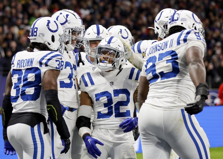 Frankfurt (Germany), 12/11/2023.- Indianapolis Colts safety Julian Blackmon (C) celebrates his interception with his teammates during the second half of the NFL game between the Indianapolis Colts and New England Patriots in Frankfurt, Germany, 12 November 2023. The NFL is holding two regular season games abroad in Frankfurt. (Disturbios, Alemania) EFE/EPA/RONALD WITTEK
