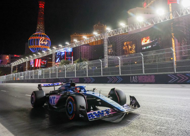 Las Vegas (United States), 18/11/2023.- French Formula One driver Esteban Ocon of Alpine F1 Team in action during the Qualifying session for the Formula 1 Las Vegas Grand Prix, in Las Vegas, Nevada, USA, 17 November 2023. The Formula 1 Las Vegas Grand Prix is held at the Las Vegas Strip Circuit on 18 November 2023. (Fórmula Uno) EFE/EPA/CAROLINE BREHMAN
