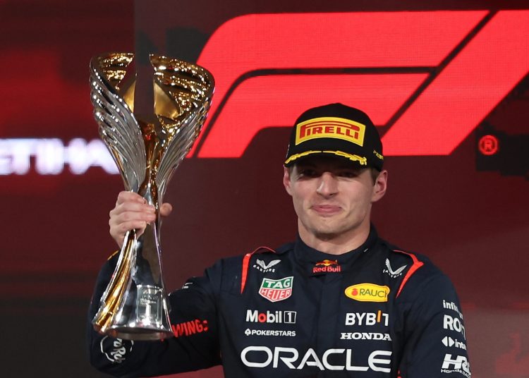Abu Dhabi (United Arab Emirates), 26/11/2023.- Dutch Formula One driver Max Verstappen of Red Bull Racing celebrates on the podium with his trophy after winning the Formula 1 Abu Dhabi Grand Prix in Abu Dhabi, United Arab Emirates, 26 November 2023. (Fórmula Uno, Emiratos Árabes Unidos) EFE/EPA/ALI HAIDER