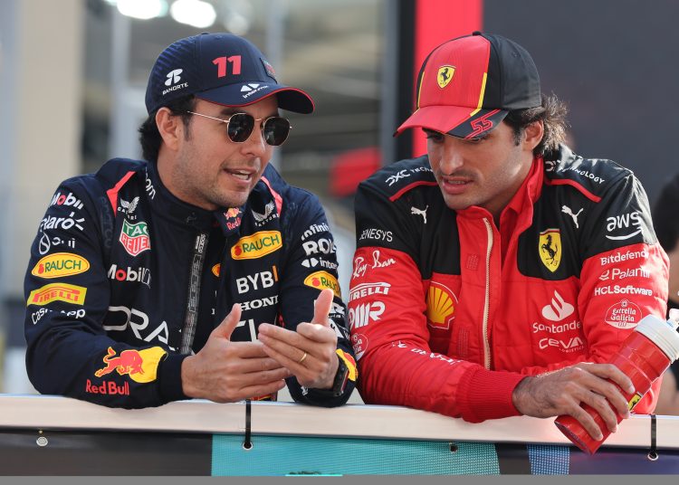 Abu Dhabi (United Arab Emirates), 26/11/2023.- Mexican Formula One driver Sergio Perez (L) of Red Bull Racing and Spanish Formula One driver Carlos Sainz Jr of Scuderia Ferrari during the drivers' parade ahead of the Formula 1 Abu Dhabi Grand Prix in Abu Dhabi, United Arab Emirates, 26 November 2023. (Fórmula Uno, Emiratos Árabes Unidos) EFE/EPA/ALI HAIDER