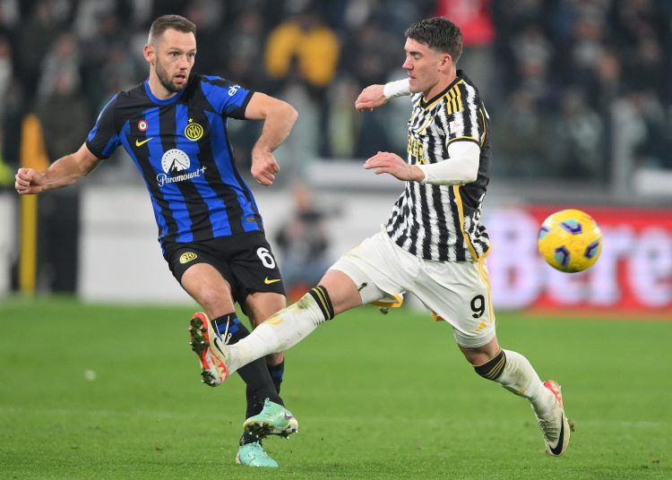 Turin (Italy), 26/11/2023.- Juventus' Dusan Vlahovic (R) and Inter's Stefan De Vrij in action during the Italian Serie A soccer match Juventus FC vs FC Inter in Turin, Italy, 26 November 2023. (Italia) EFE/EPA/Alessandro Di Marco